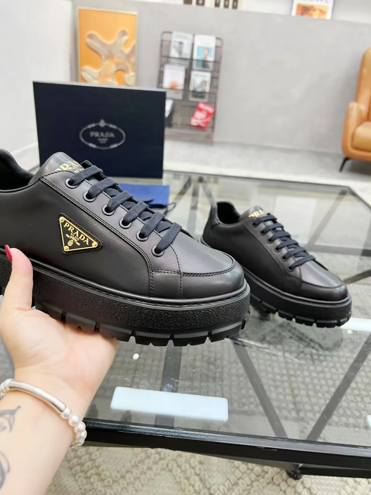 Men's Men's Shoes 💰440 [New Style] 🎍🎍Prada Prada's new men's leather sneakers, the highest version on the market, any comparison is welcome🆚! The original leather has excellent texture and is super high-end! Fetal sheep net lining imported from Italy, removable pad! Luxurious materials and fine workmanship, highly recommended! Code: 38-44 (45 can be customized